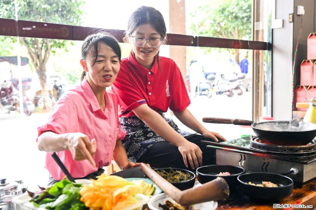 全网追的“扁担女孩”,找了一份暑假工,时薪12元 - 赵县生活资讯 - 赵县28生活网 zx.28life.com